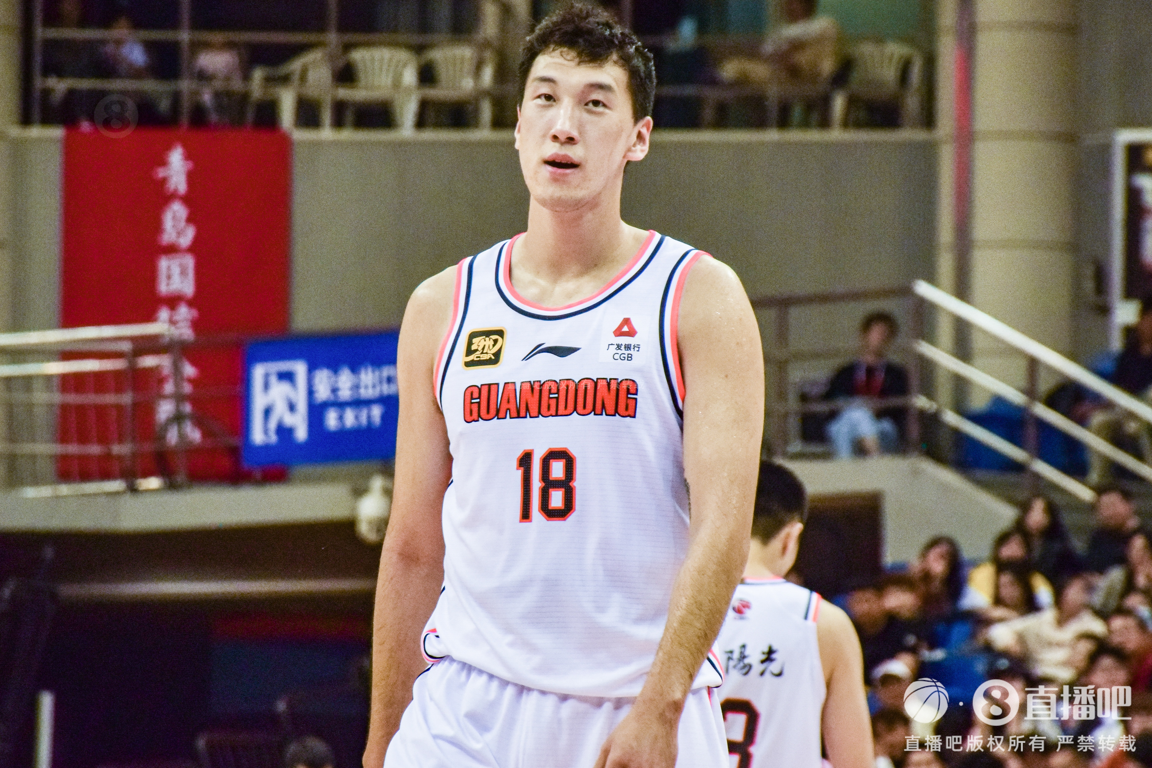 投得很准!杜润旺半场6中4&3记三分拿下11分4板2助1帽